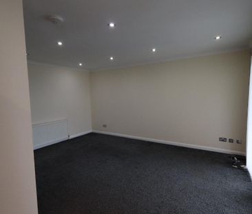 3 bedroom flat to rent - Photo 2