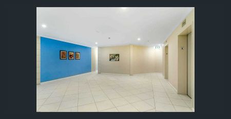 Modern 2-Bed, 2-Bath Apartment in the Heart of the City - Photo 4