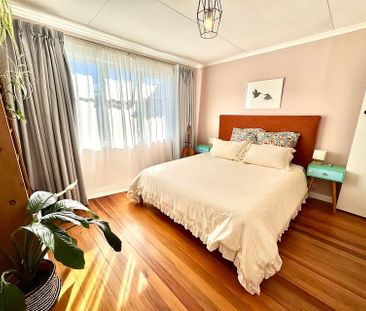 Tranquil Khandallah home - walk to train, village - Photo 3