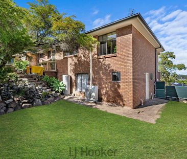 Family Home with Water Views - Photo 2