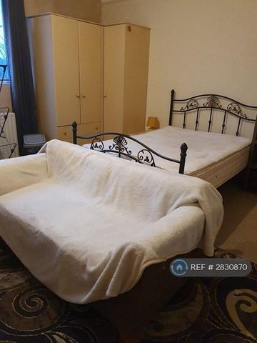 1 bedroom in a house share to rent - Photo 2