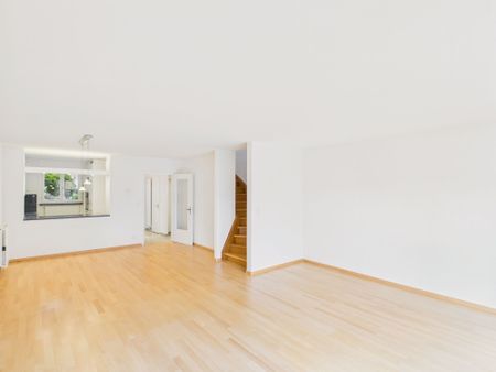 Charming and spacious corner row single-family house in a sought-after location of Allschwil - Photo 3