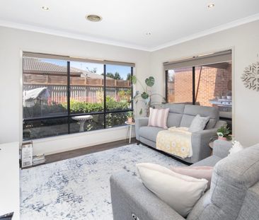 SPACIOUS AND CENTRAL LIVING WITH POOL - Photo 3