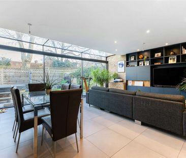 Contemporary double-fronted five bedroom townhouse with driveway. - Photo 4