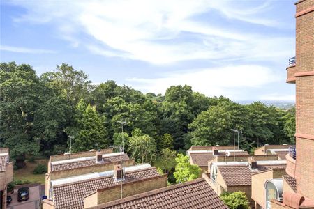 Very well presented 3 bedroom apartment located within this highly sought after gated development. - Photo 5