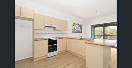 Four-bedroom house - Photo 4