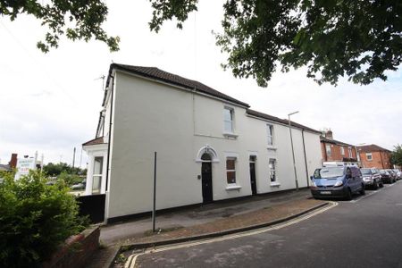 1 bedroom in a house share to rent - Photo 4