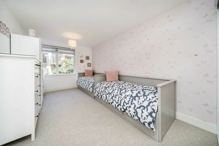 Lakeside Drive, Acton, NW10 - Photo 2