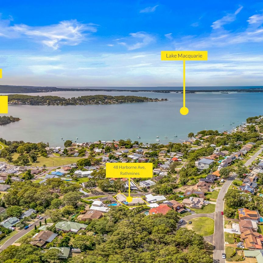 Stunning family home with water views! - Photo 1