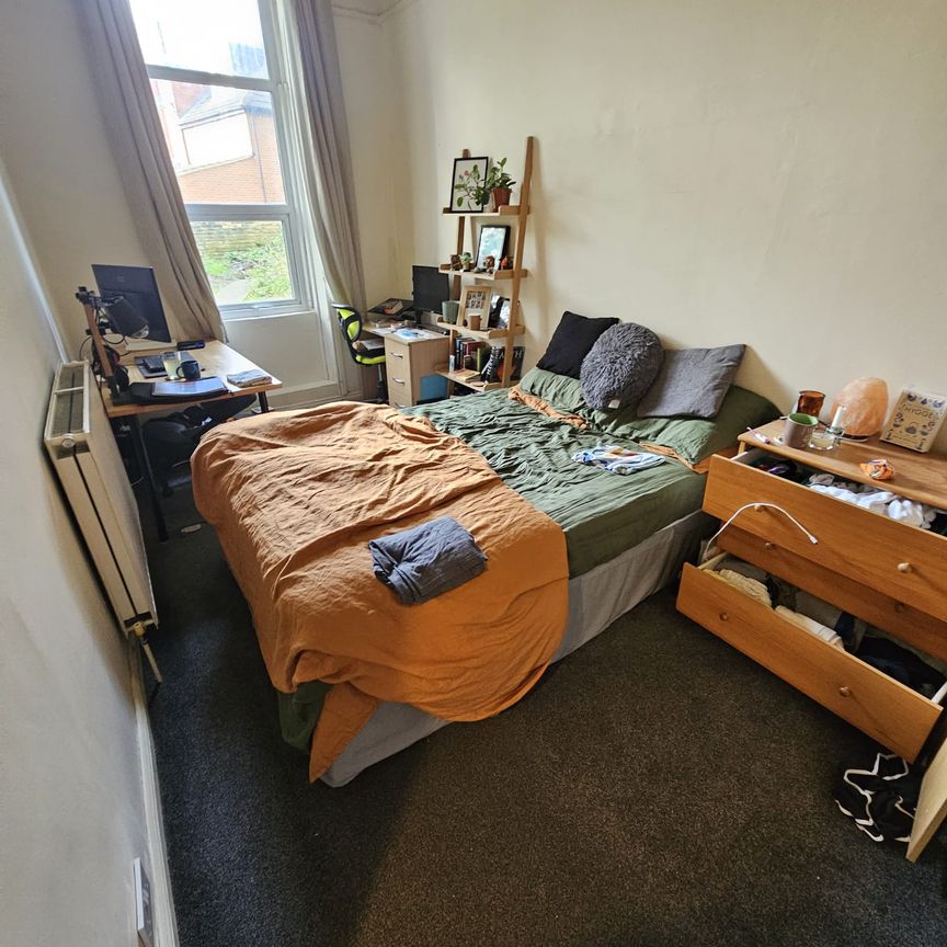 1 Bed - flat 7, 35 Richmond Road, Headingley, Leeds - LS6 1BX - Student - Photo 1