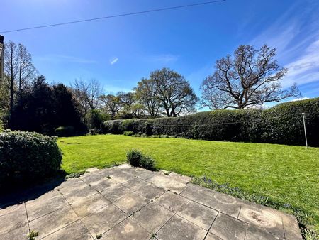 6 bedroom detached house to rent - Photo 2
