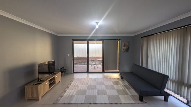 LARGE, SPACIOUS ROOM WITH AIR CONDITIONING in a QUAINT and QUIET NEIGHBOURHOOD!!! - Photo 1