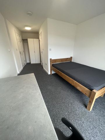 1 bedroom in a flat share to rent - Photo 3