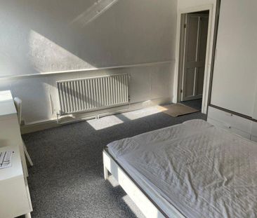 4 bedroom terraced house to rent - Photo 3
