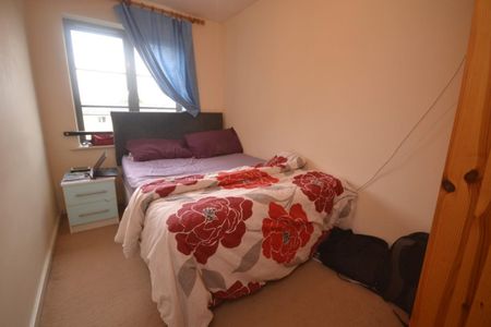2 bedroom Flat To Let - Photo 4