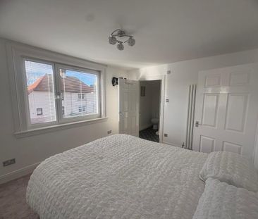 3 bedroom semi-detached villa to rent - Photo 4