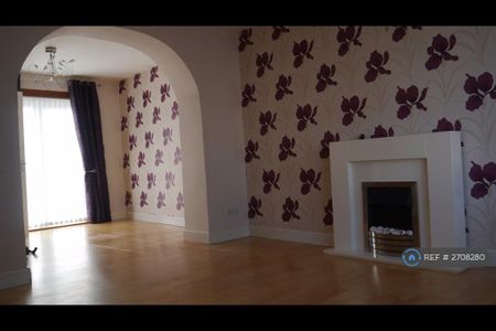 3 bedroom semi-detached house to rent - Photo 5