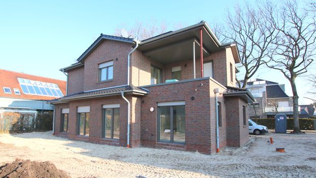 Zwei exklusive Neubau-Erdgeschosswohnungen mit überdachter Terrasse in Bad Zwischenahn - Photo 1