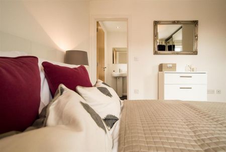 4 bedroom semi-detached house to rent - Photo 5