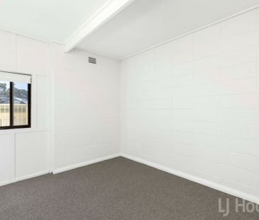 Spacious 2 bedroom unit with allocated car space - Photo 4