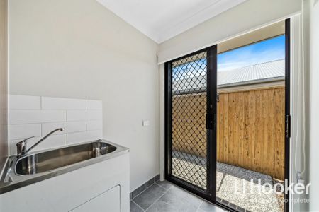 Modern Family Living in Yarrabilba - Photo 4