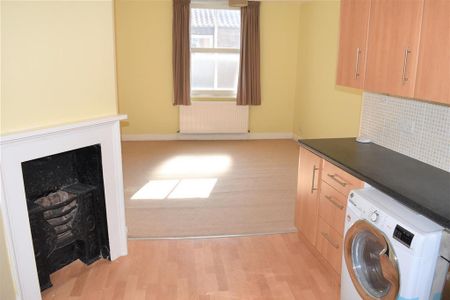 3 bedroom flat to rent - Photo 4