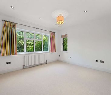 A magnificent five bedroom, three bathroom, detached family home. A... - Photo 4