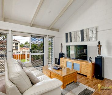 Beautifully Maintained Upstairs Unit In Outstanding Location!! - Photo 2