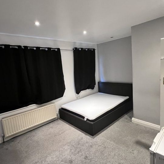 Room in a Shared House, Kelso Gardens, LS2 - Photo 2