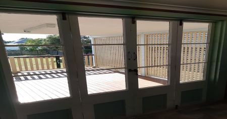 HIGH-SET 4 BEDROOM FAMILY HOME IN WANDAL. - Photo 3