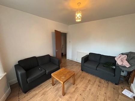 3 bedroom private hall to rent - Photo 2