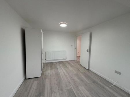 4 bedroom end of terrace house to rent - Photo 3