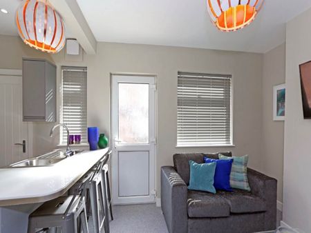 Rosemont Walk (Room 3), Bramley, Leeds - Photo 2