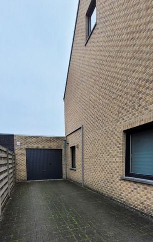 Modern energiezuinige halfopen huis met 4 slaapkamers, voor- en achtertuin in een kindvriendelijke buurt, biedt de perfecte combinatie van rust, veiligheid en kortbij het centrum - Photo 4