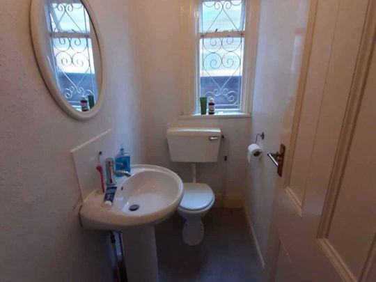 Perfect location on Burton Road! Room 1 - Photo 1