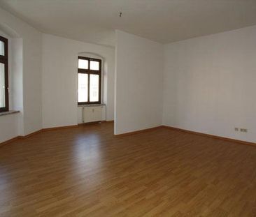 Großes Wohnzimmer mit Laminat und kleiner EBK - Foto 1