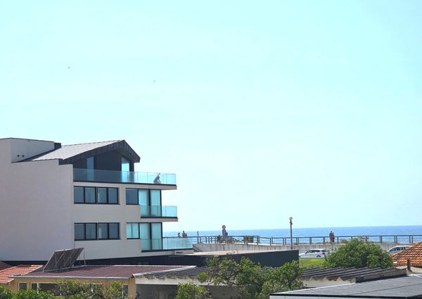 2 bedroom flat with balcony a stone's throw from Vageira Beach!