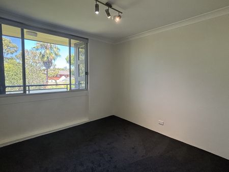 Stylish 2-Bedroom Apartment in Marrickville with Lock-Up Garage - Photo 2