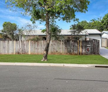 Fully Tiled - Huge Patio - Large Shed - Pool - Solar - Rear Access - Photo 5