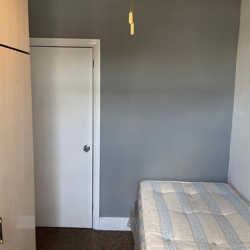 Room in a Shared Flat, Whitmore Gardens, NW10 - Photo 1