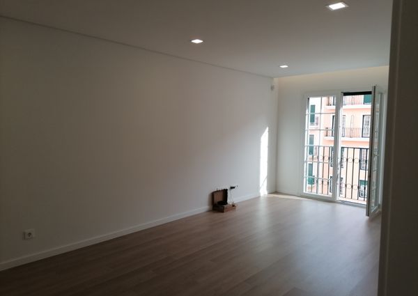 Fantástico Apartamento T2 para Arrendamento na Amadora