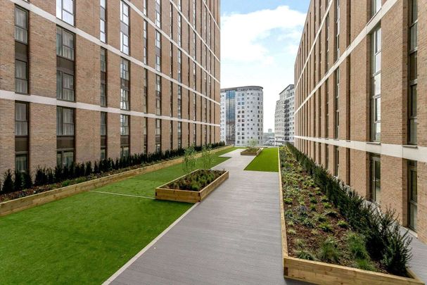 Luxury furnished two-bedroom apartment, located within the prestigious Allegro development. - Photo 1