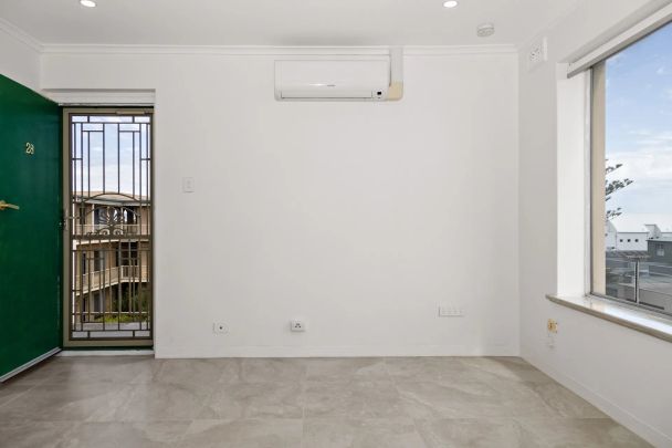 Two Bedroom Gem in Prime Location with Sea Views! - Photo 1