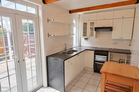 Torrington Avenue, Tile Hill, Coventry - Well Presented Family Home - Photo 3