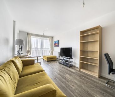 Flat to rent - Bowen Drive, London, SE7 - Photo 3