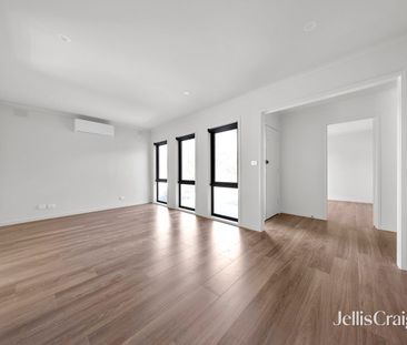 Fully Renovated Five Bedroom Family Home in Prime Glen Waverley Loc... - Photo 2