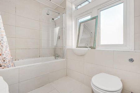 4 bedroom flat in London - Photo 4