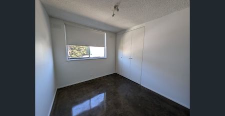 Light and Bright Two Bedroom Apartment - Photo 2