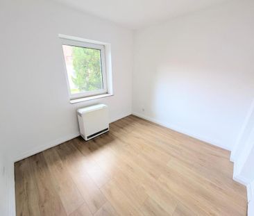 **Einziehen und wohlfühlen! +modernes Tageslichtbad +Laminat +weiße... - Photo 1