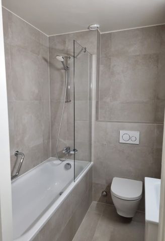 Appartement mansardé de 6 pièces en attique à la Jonction - Photo 4